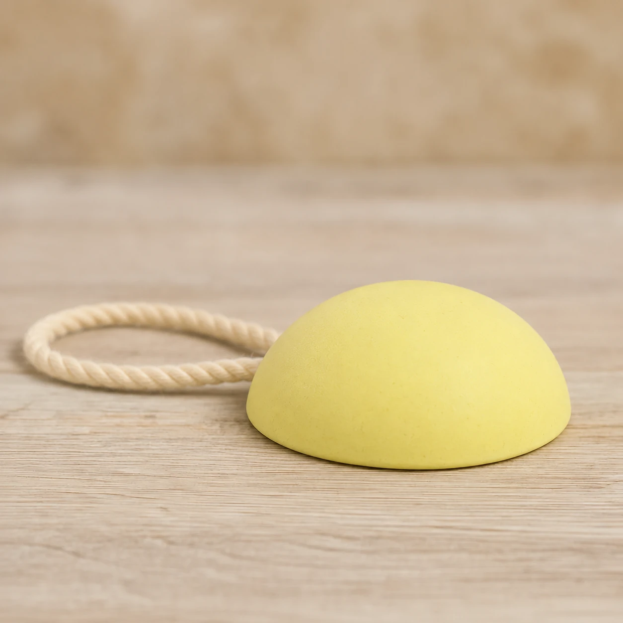 Pierre de soufre de massage demi-sph&egrave;re avec cordon blanc